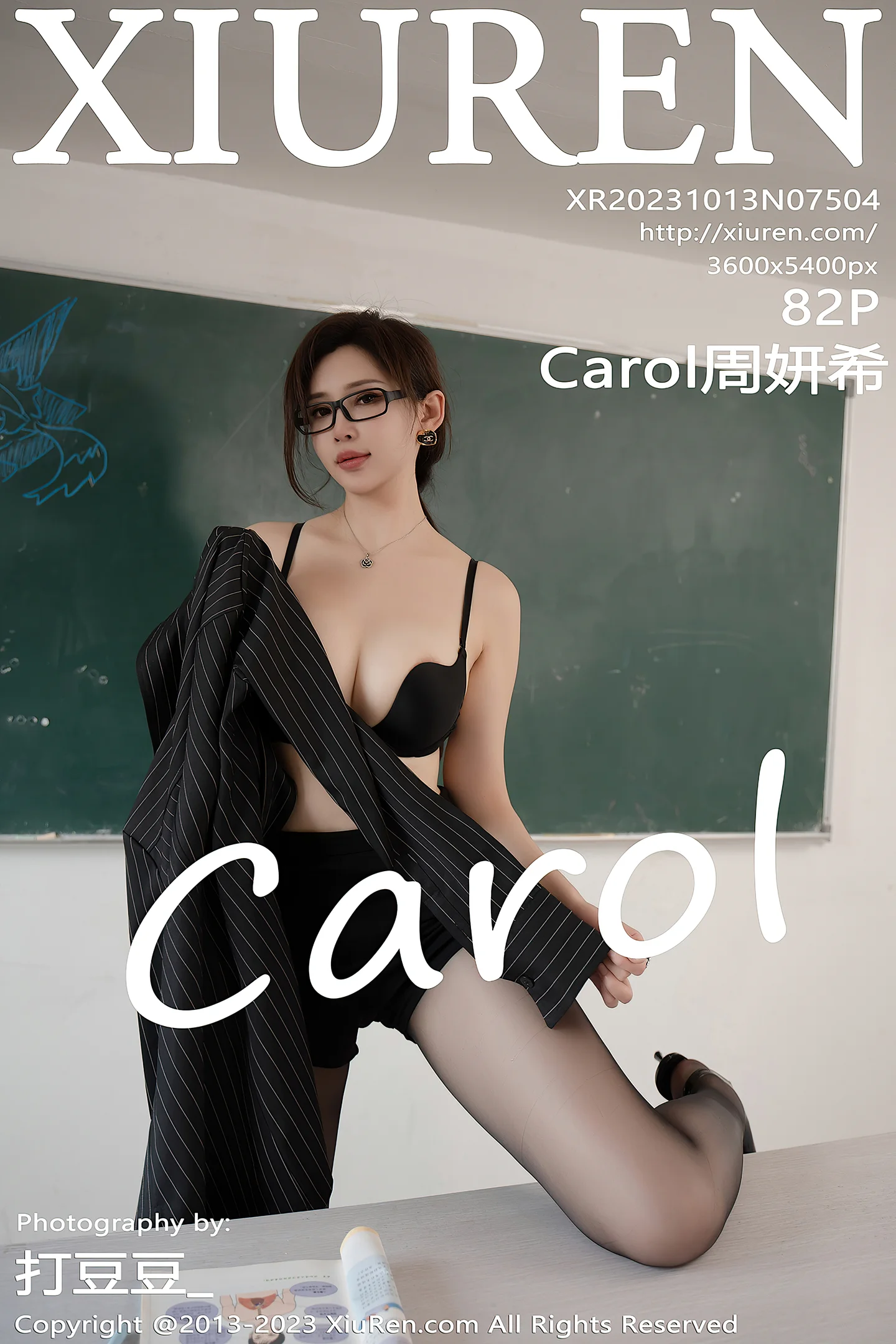 [XiuRen秀人网]VOL.7504 女神Carol周妍希黑色条纹上衣露性感黑色内衣配黑丝袜魅惑写真82P-秀人网官方网站